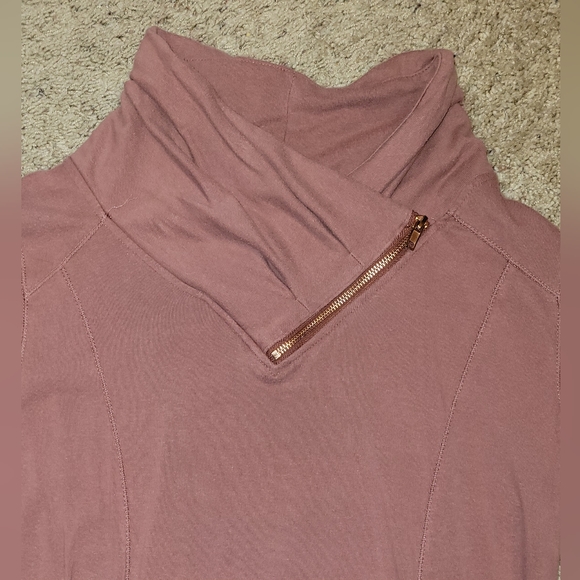 Maurices mauve asymmetrical zip Top size med - Picture 2 of 3
